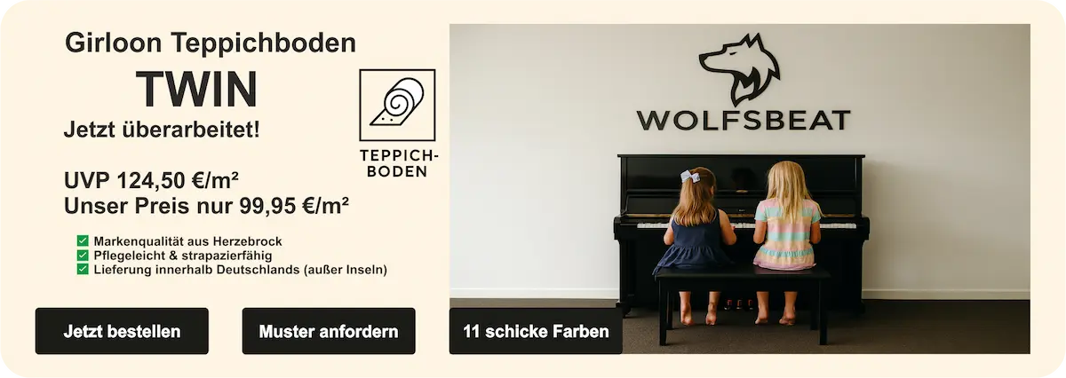 Werbebild für Girloon Teppichboden TWIN mit Preisangabe, Produktvorteilen und Raumansicht: zwei Kinder am Klavier auf verlegtem Teppichboden, Wolfsbeat‑Logo an der Wand